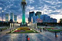 Astana, panorama centra města s výškovou budovou Baiterek na bulváru Nurzhol. Snímek Gerd Ludwig, National Geographic Society, 2012